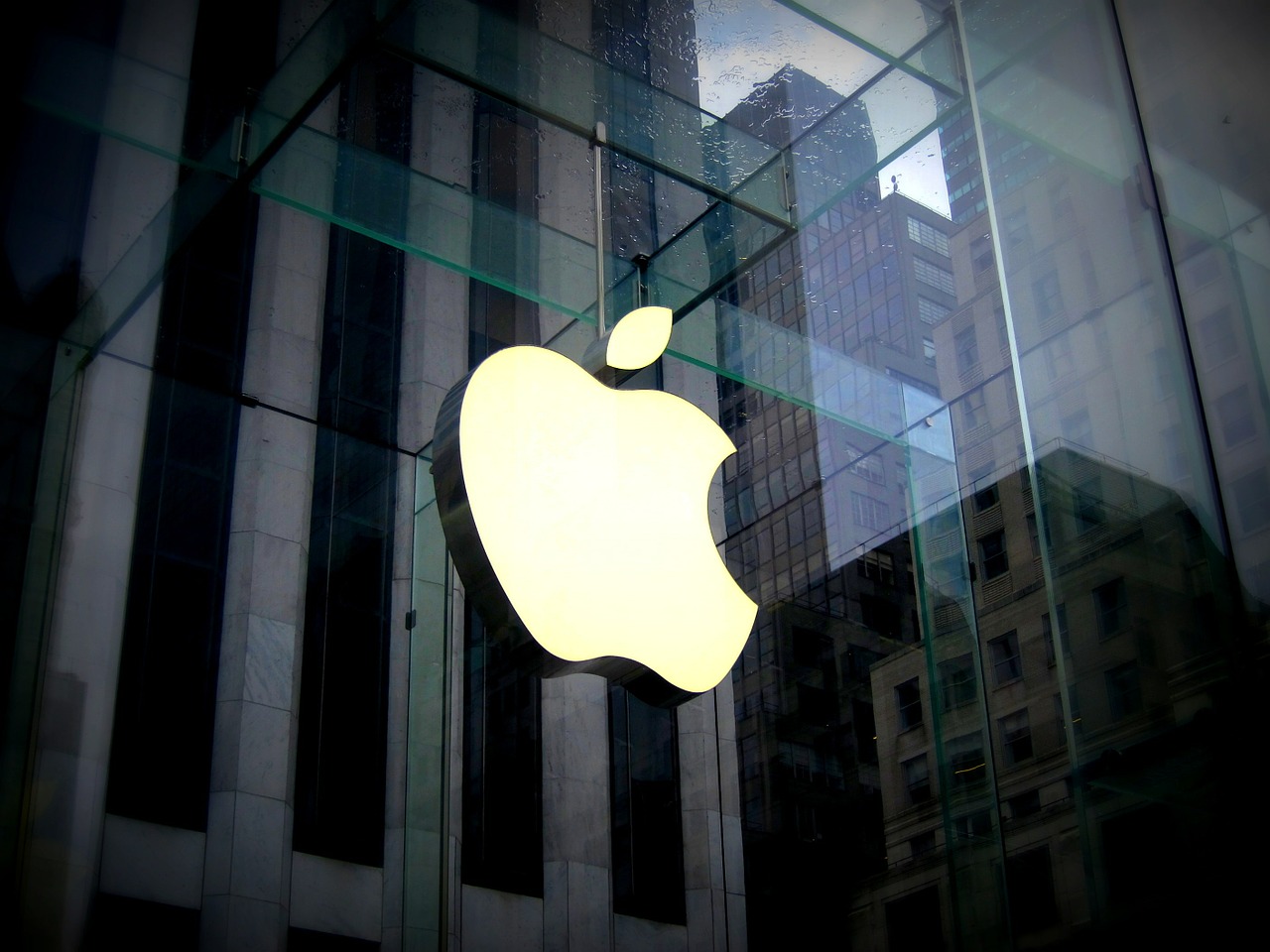 Apple категоричен: iPhone 12 отговаря на правилата за радиация
