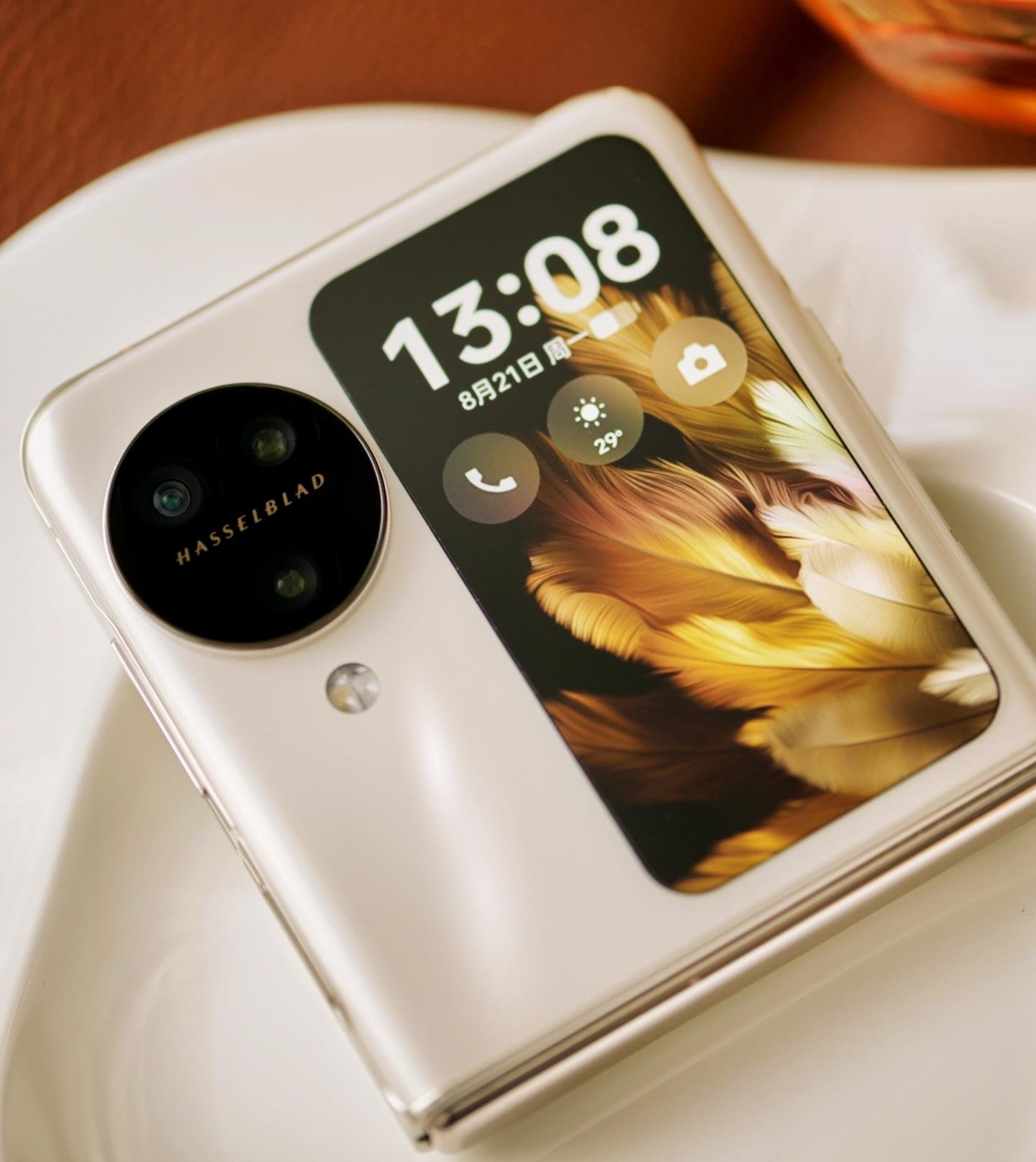 Oppo представи първия гъвкав смартфон в света с тройна камера